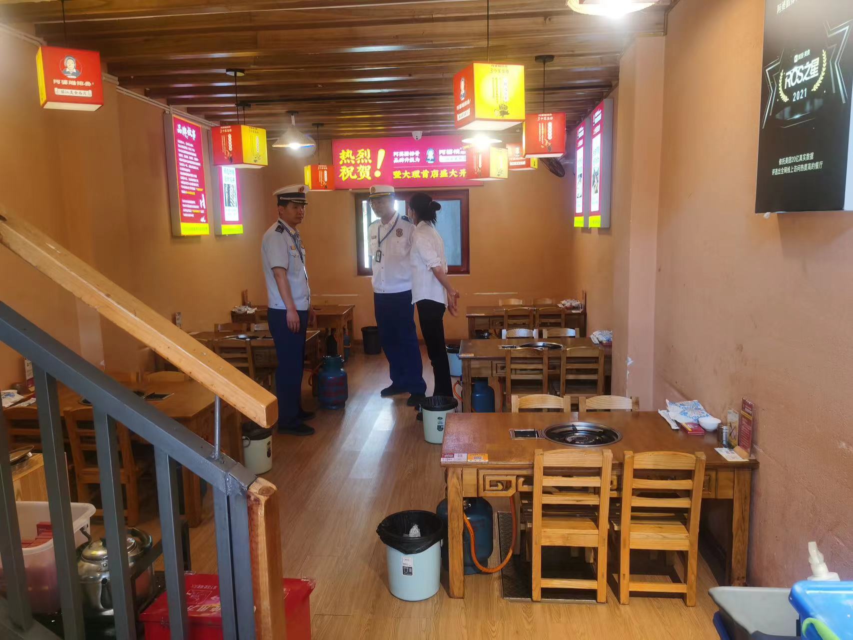 拧紧“安全阀” 古城区消防救援大队开展餐饮场所燃气安全排查整治   5家店铺被临时查 (8).jpg