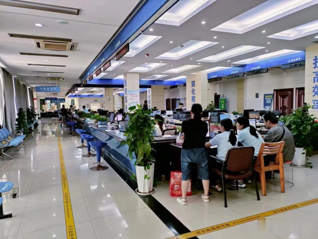 华坪县医保服务窗口推行新举措 解决退费难题 (4).jpg