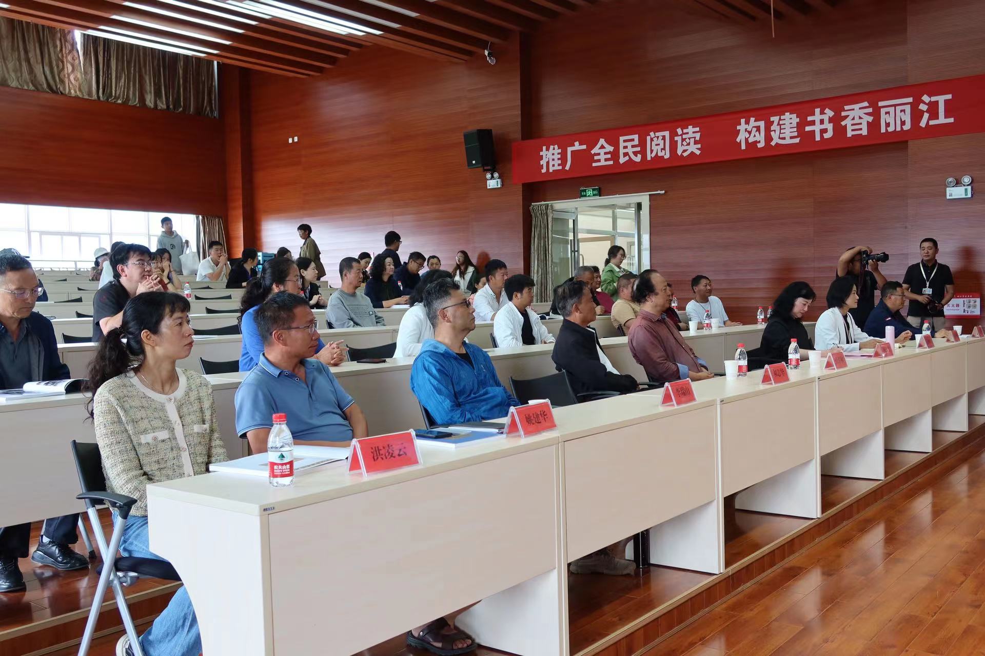 张春和向全市六个公共图书馆捐赠 (3).jpg