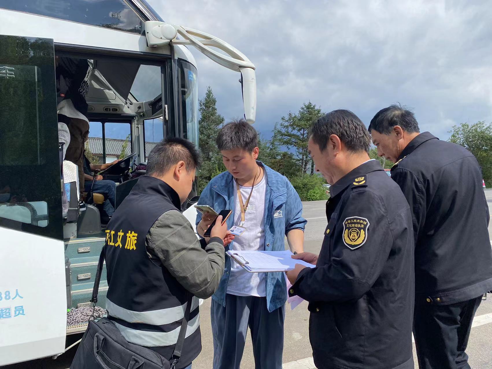 联合执法协同发力  丽江努力为游客提供安全、舒适、愉快的旅行环境 (5).jpg