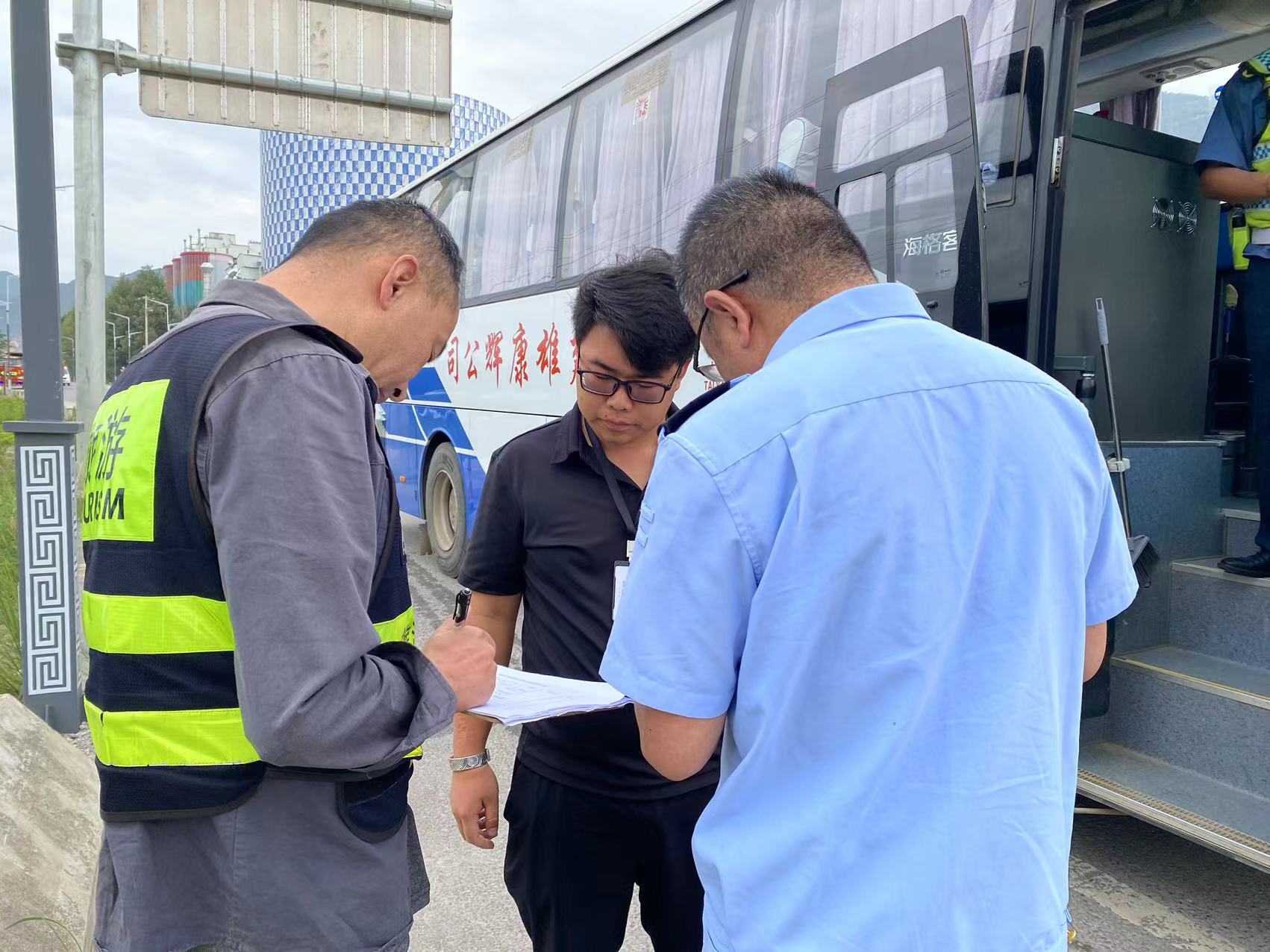 联合执法协同发力  丽江努力为游客提供安全、舒适、愉快的旅行环境 (8).jpg