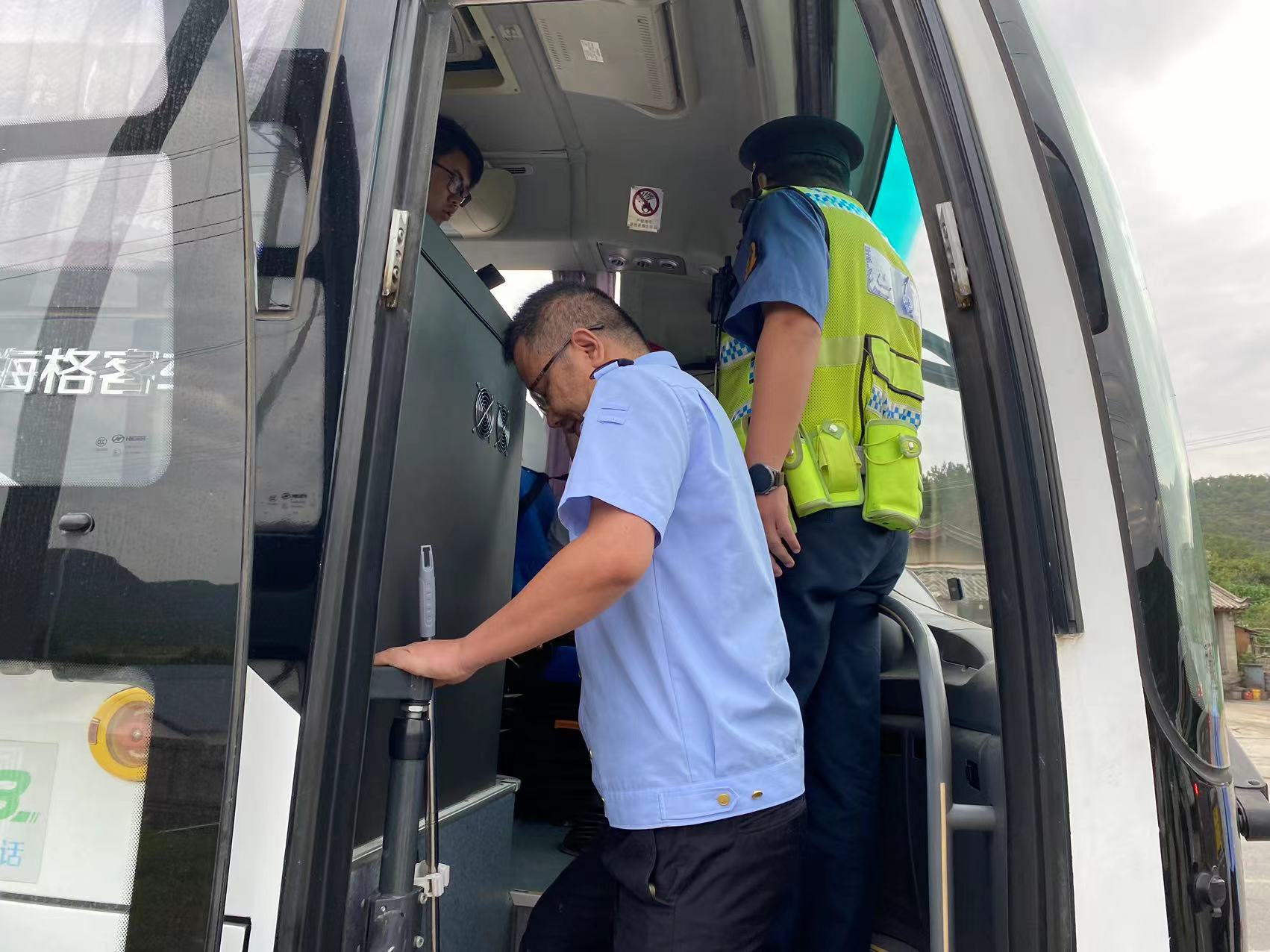 联合执法协同发力  丽江努力为游客提供安全、舒适、愉快的旅行环境 (9).jpg