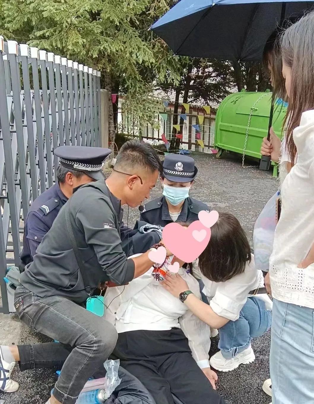 游客突发“高反” 丽江导游紧急救助 (1).jpg