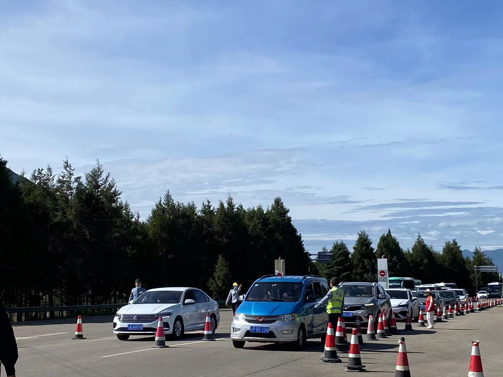 丽江全面开展旅游团队路检路查  严厉打击“不合理低价游” (1).jpg