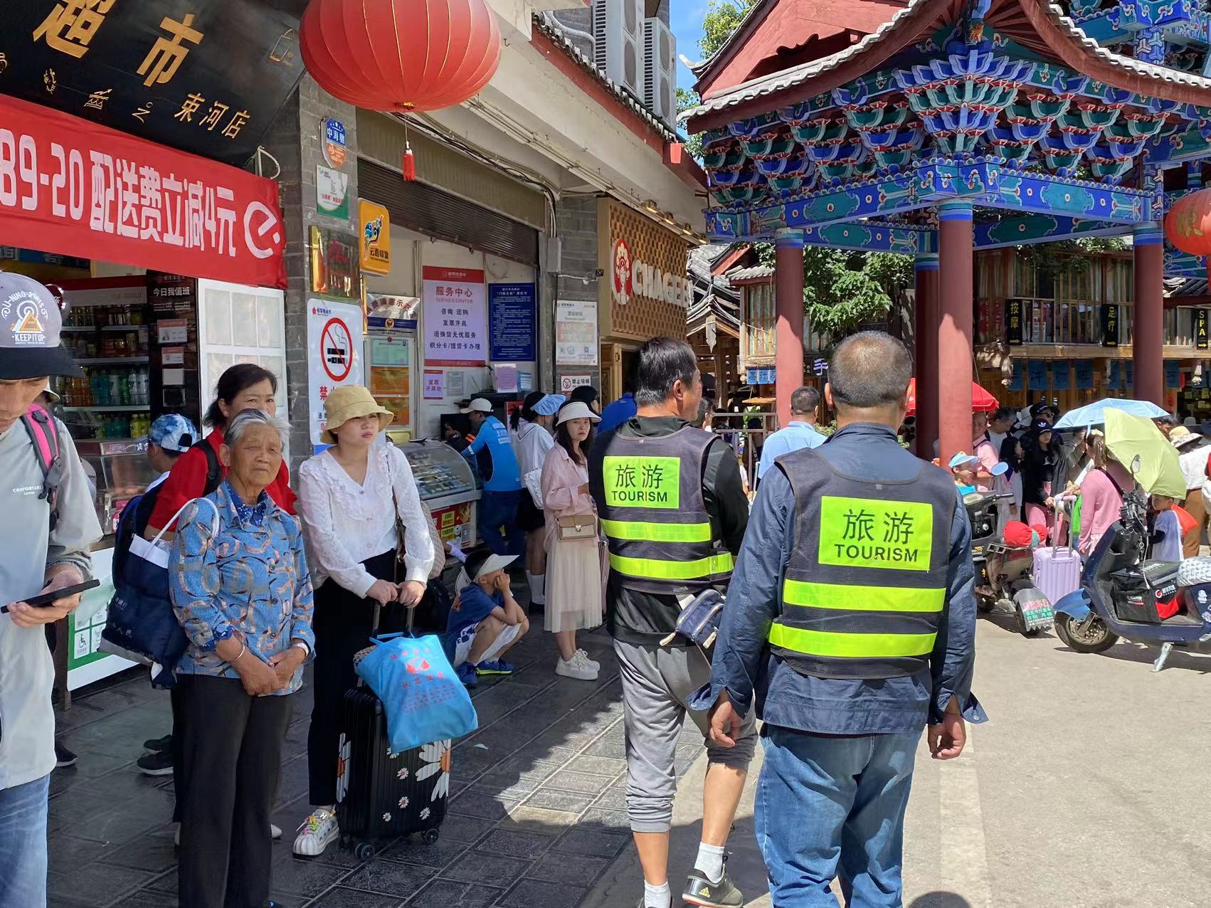 丽江全面开展旅游团队路检路查  严厉打击“不合理低价游” (5).jpg