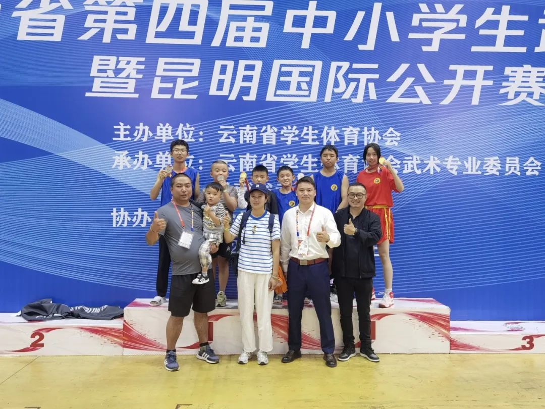 斩获2金3银！丽江M3武术散打基地6名队员载誉归来.jpg