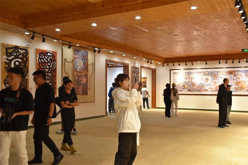 张春和绘画作品陈列馆再东巴王国景区京开馆  此馆免费对外开放 (4).jpg