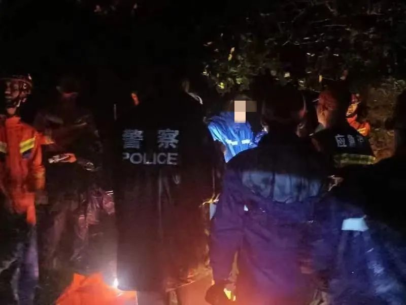雨夜紧急救援！6名游客徒步迷路被困 (3).jpg