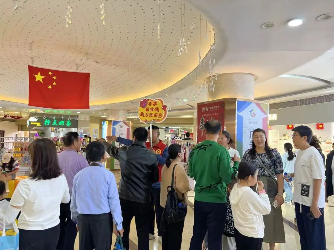 丽江古城志愿者：温暖服务成夜间最美风景线 (3).jpg