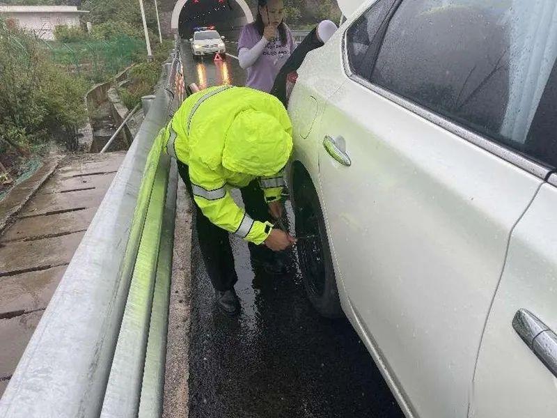 车辆蓉丽高速公路隧道口爆胎，永胜交警紧急援救 (4).jpg
