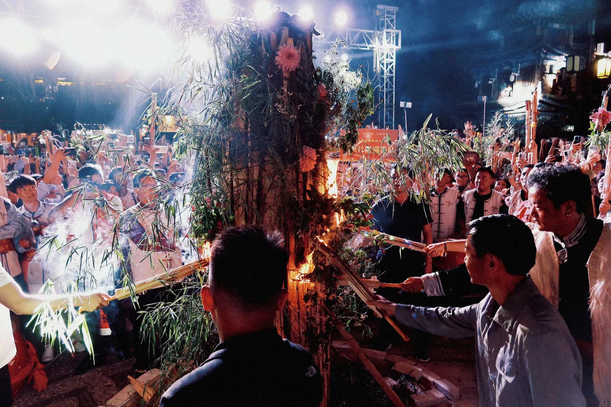 火把节  在束河古镇赴一场狂欢盛宴 (11).jpg