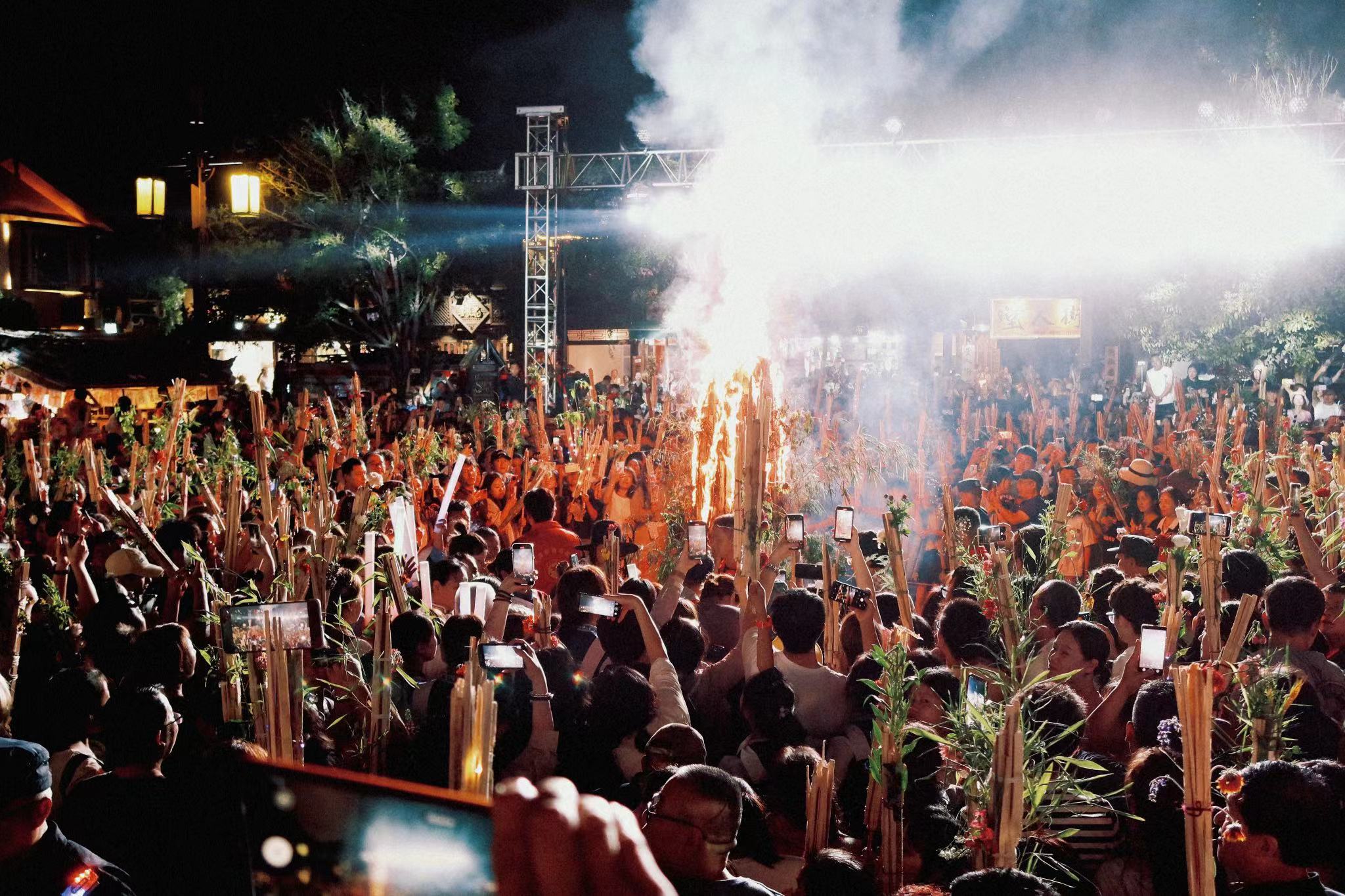 火把节  在束河古镇赴一场狂欢盛宴 (12).jpg