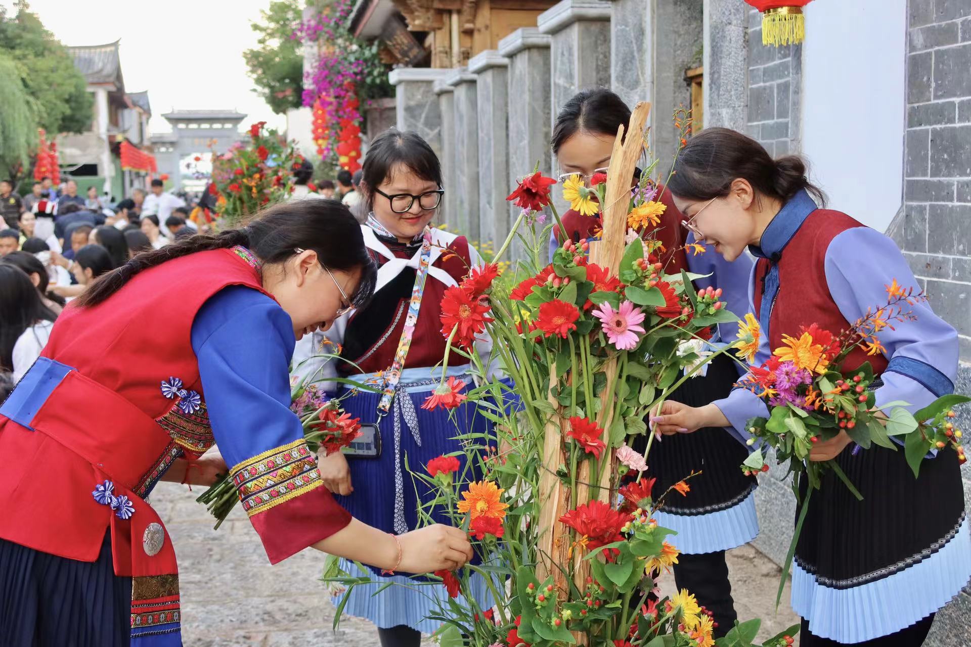 跳起来 燃起来！在丽江古城过火把节不要太火热！ (2).jpg