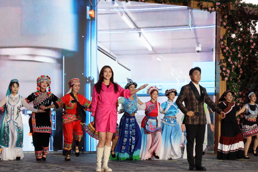 夏季“村晚”主会场及系列活动在丽江古城玉河广场启动 (1).JPG