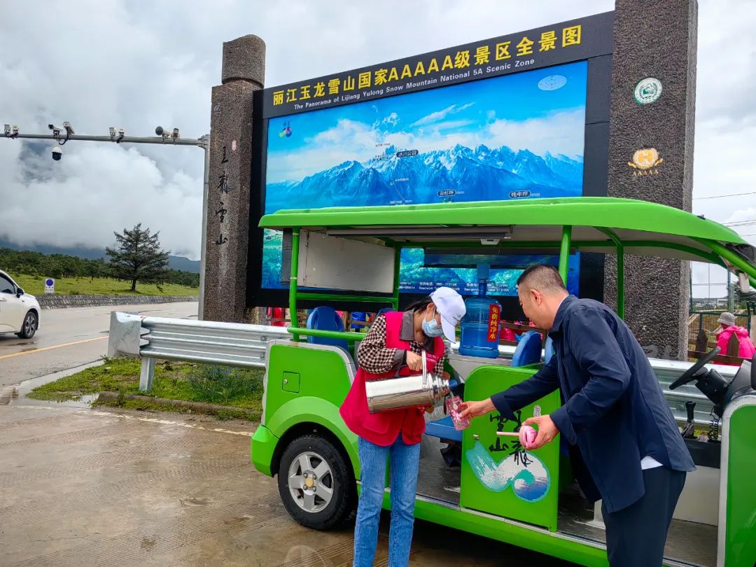 大学生志愿者热情服务点亮玉龙雪山景区.jpg