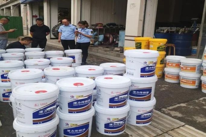 永胜两家店铺销售侵权假冒的润滑油脂142桶，涉案金额3万余元.jpg