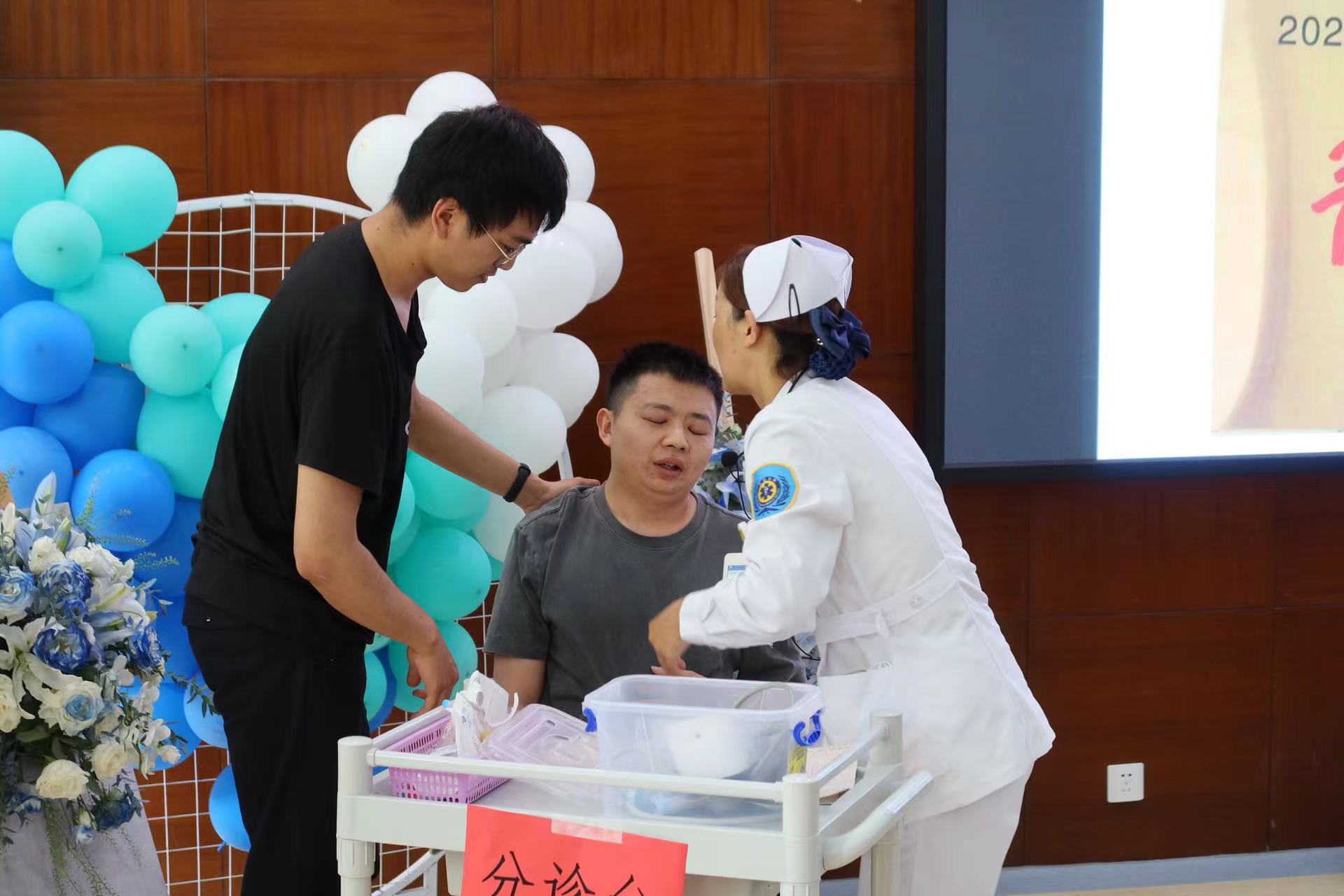 丽江市人民医院举行表彰活动庆祝第六届中国医师节 (8).jpg