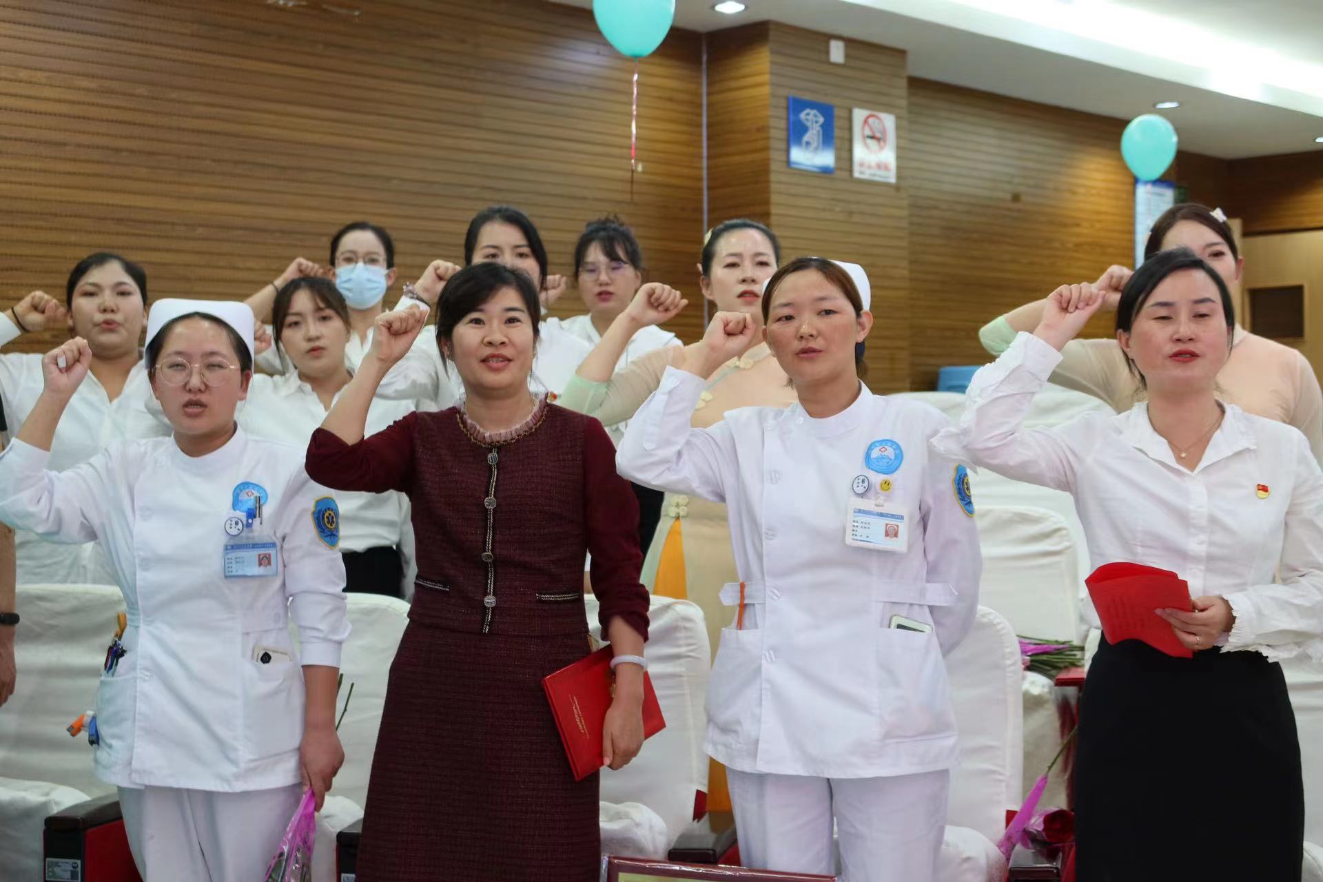 丽江市人民医院举行表彰活动庆祝第六届中国医师节 (13).jpg