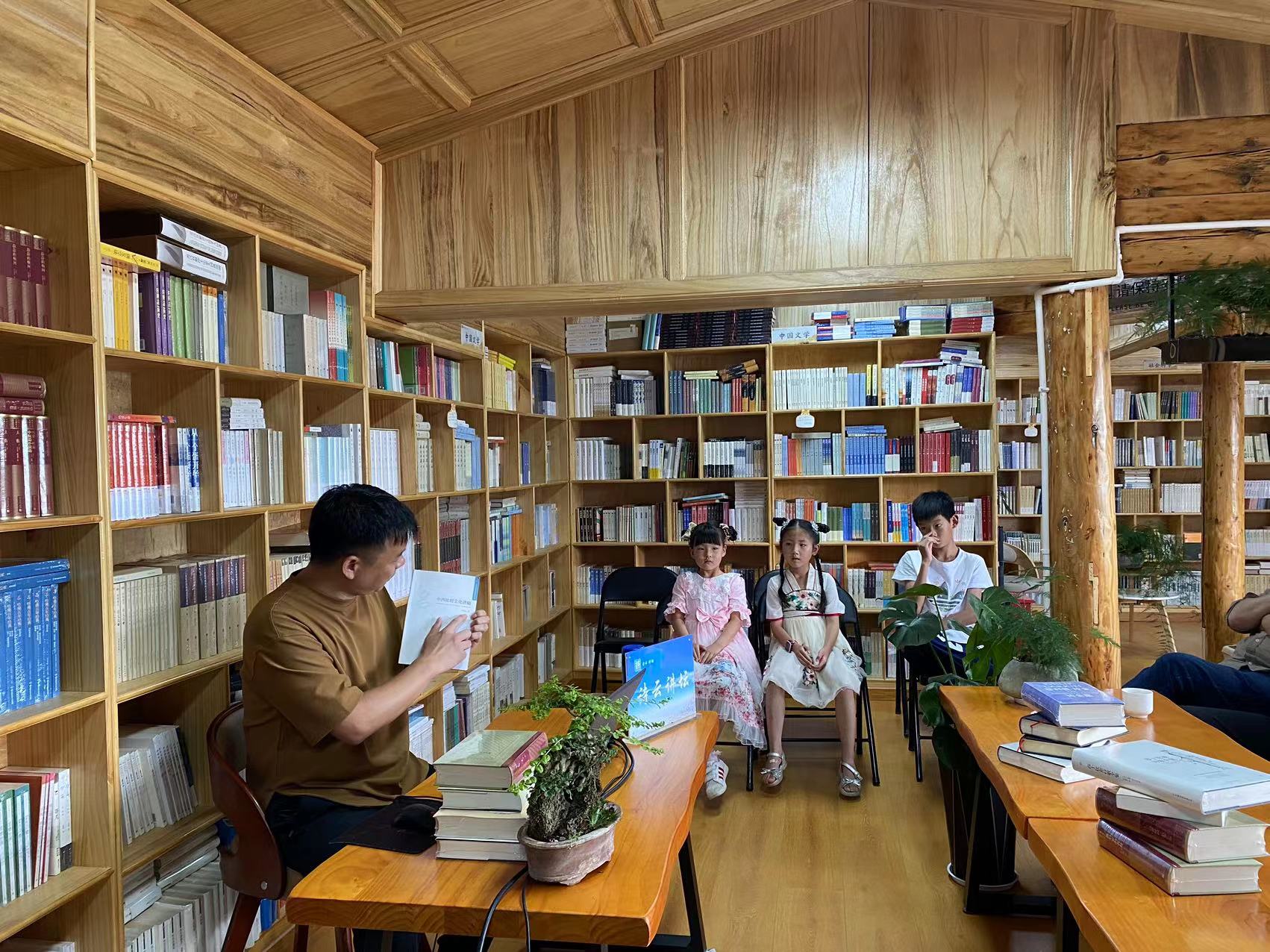 丽江古城诗云书社开启第九期讲坛  走进月亮文化 太阳文化 (3).jpg