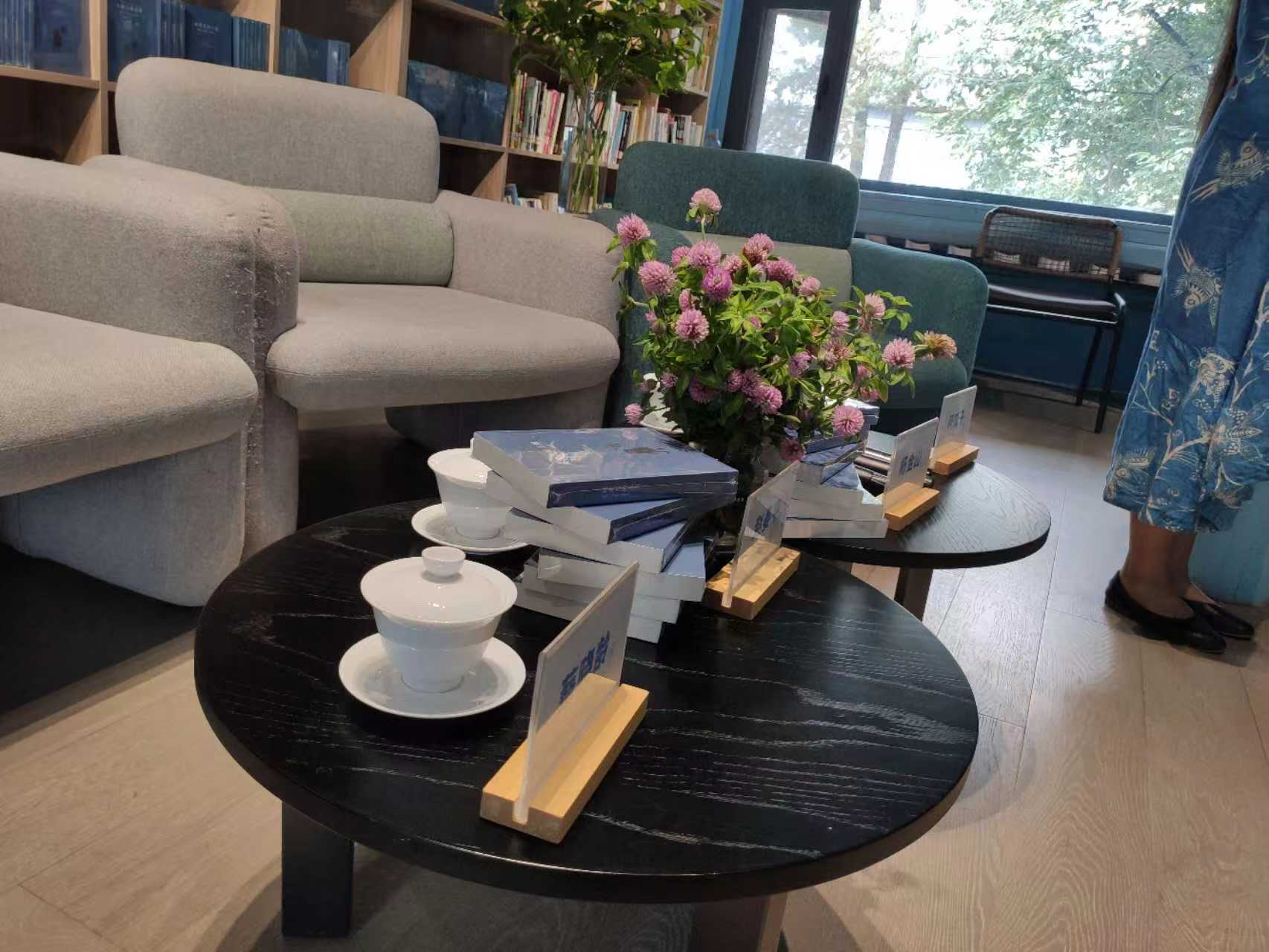 众多读者齐聚丽江古城 共读《被遗忘的王国》 (1).jpg