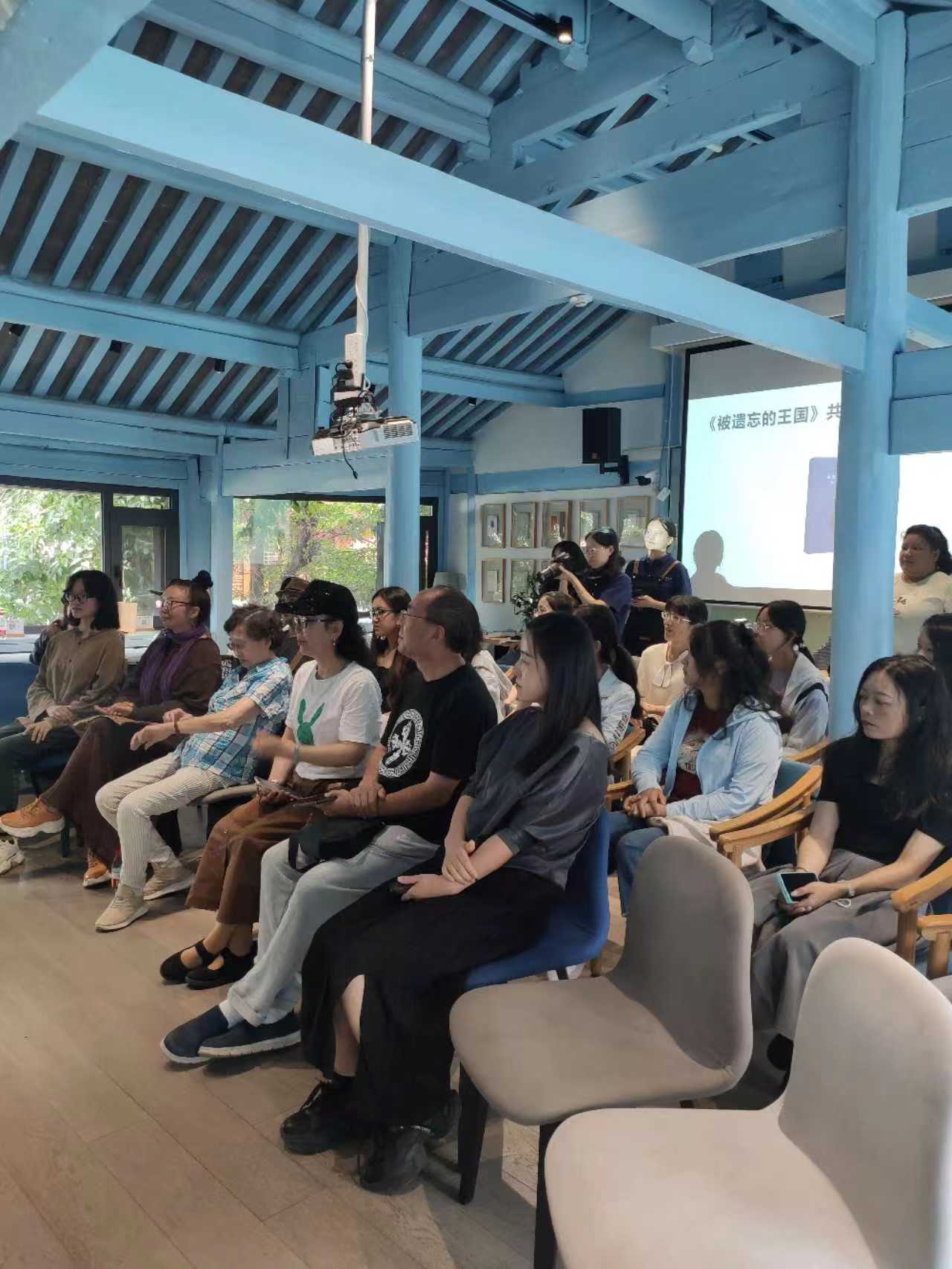 众多读者齐聚丽江古城 共读《被遗忘的王国》 (8).jpg