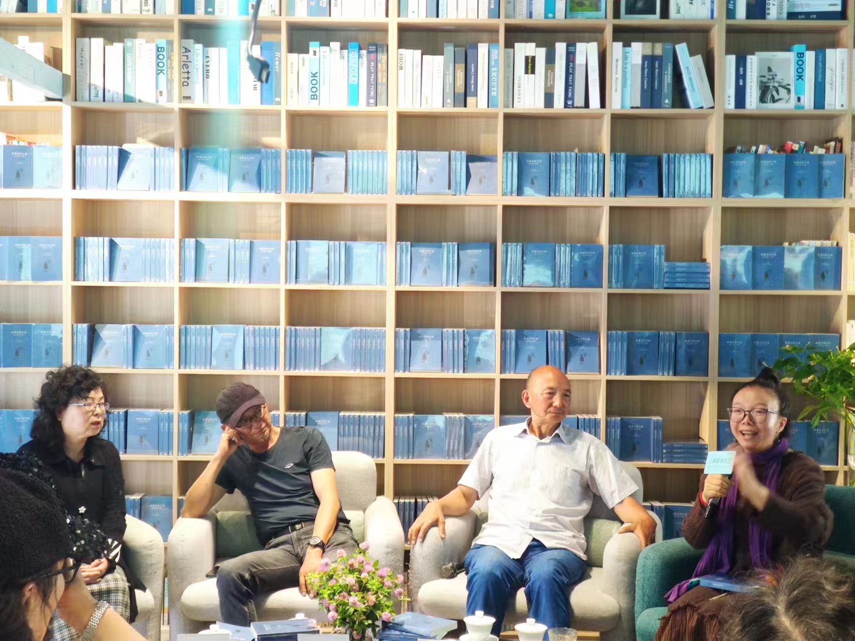 众多读者齐聚丽江古城 共读《被遗忘的王国》 (14).jpg