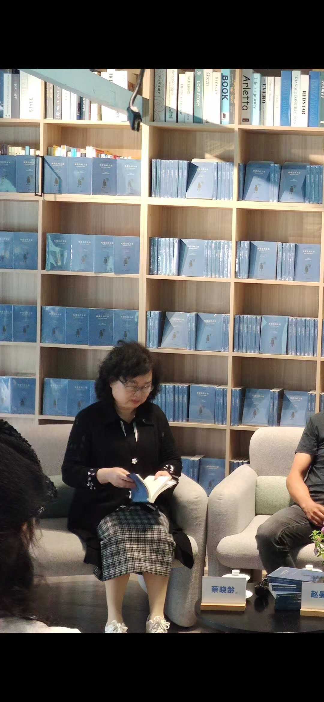 众多读者齐聚丽江古城 共读《被遗忘的王国》  (3).jpg