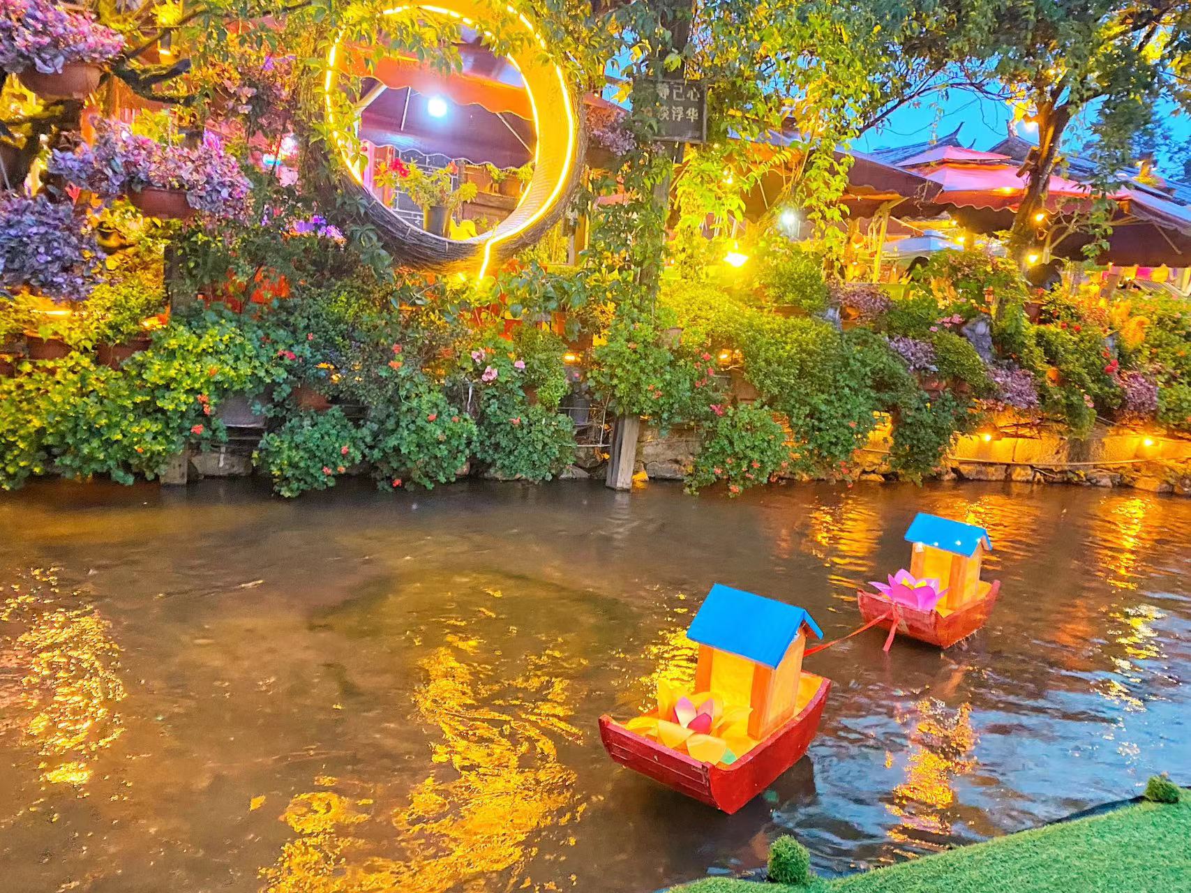 灯火流光  在丽江古城点亮河灯遥寄相思 (1).jpg