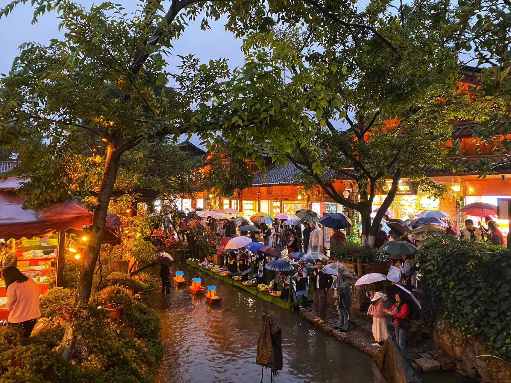 灯火流光  在丽江古城点亮河灯遥寄相思 (3).jpg