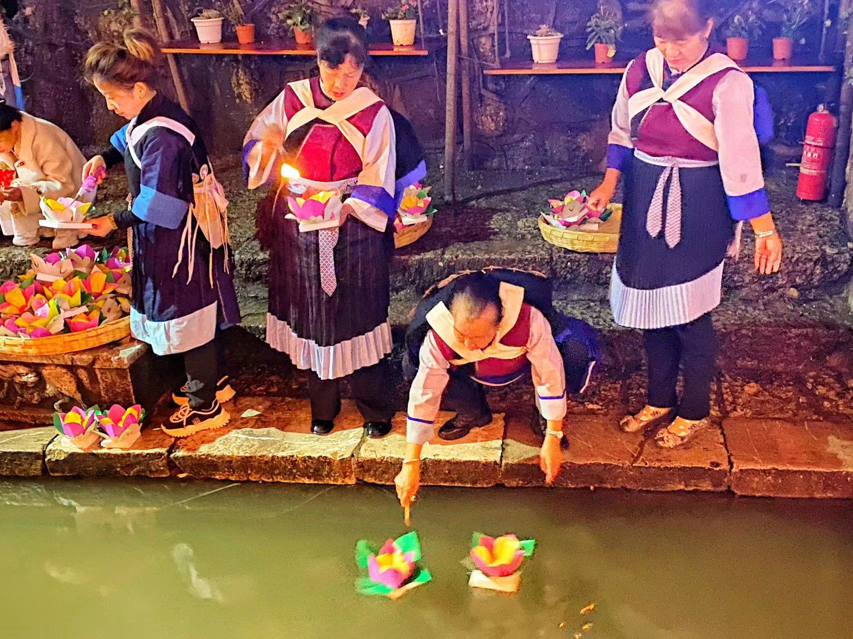 灯火流光  在丽江古城点亮河灯遥寄相思 (6).jpg