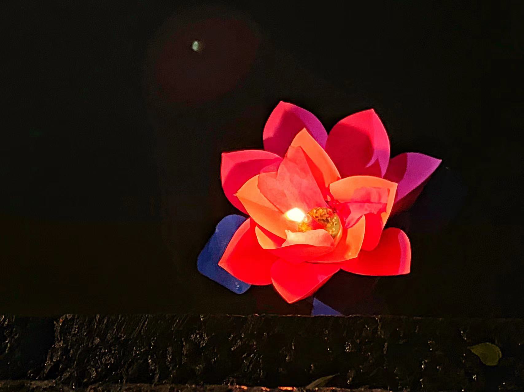 灯火流光  在丽江古城点亮河灯遥寄相思 (7).jpg