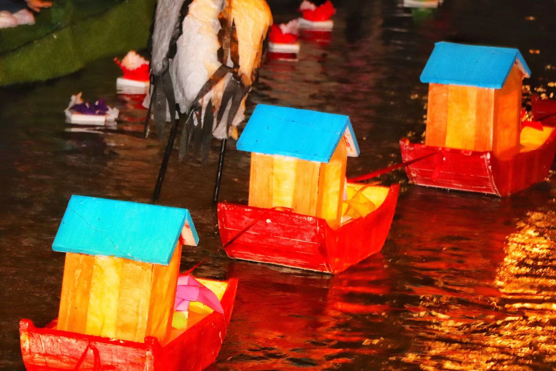 灯火流光  在丽江古城点亮河灯遥寄相思 (9).jpg