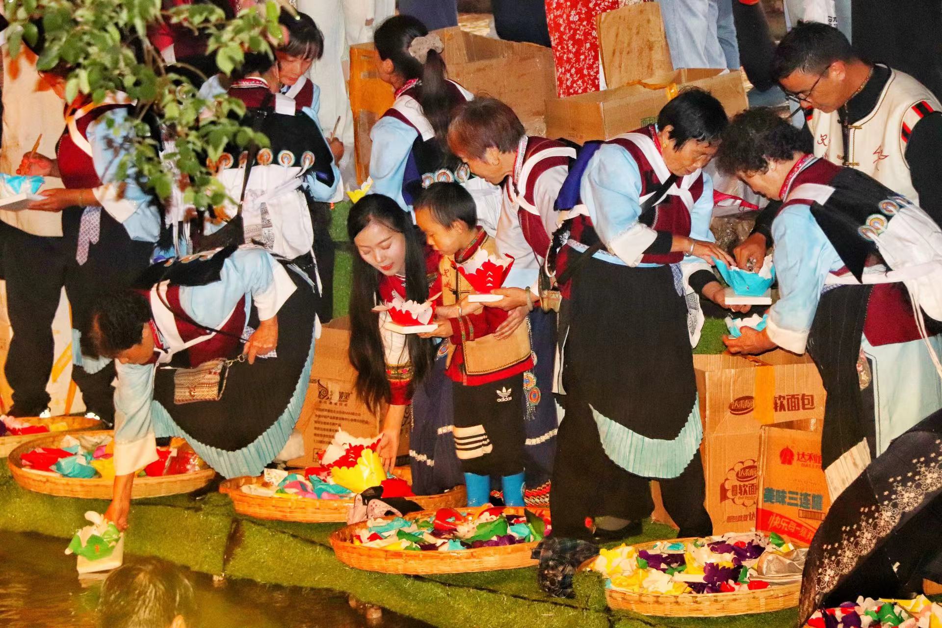 灯火流光  在丽江古城点亮河灯遥寄相思 (10).jpg