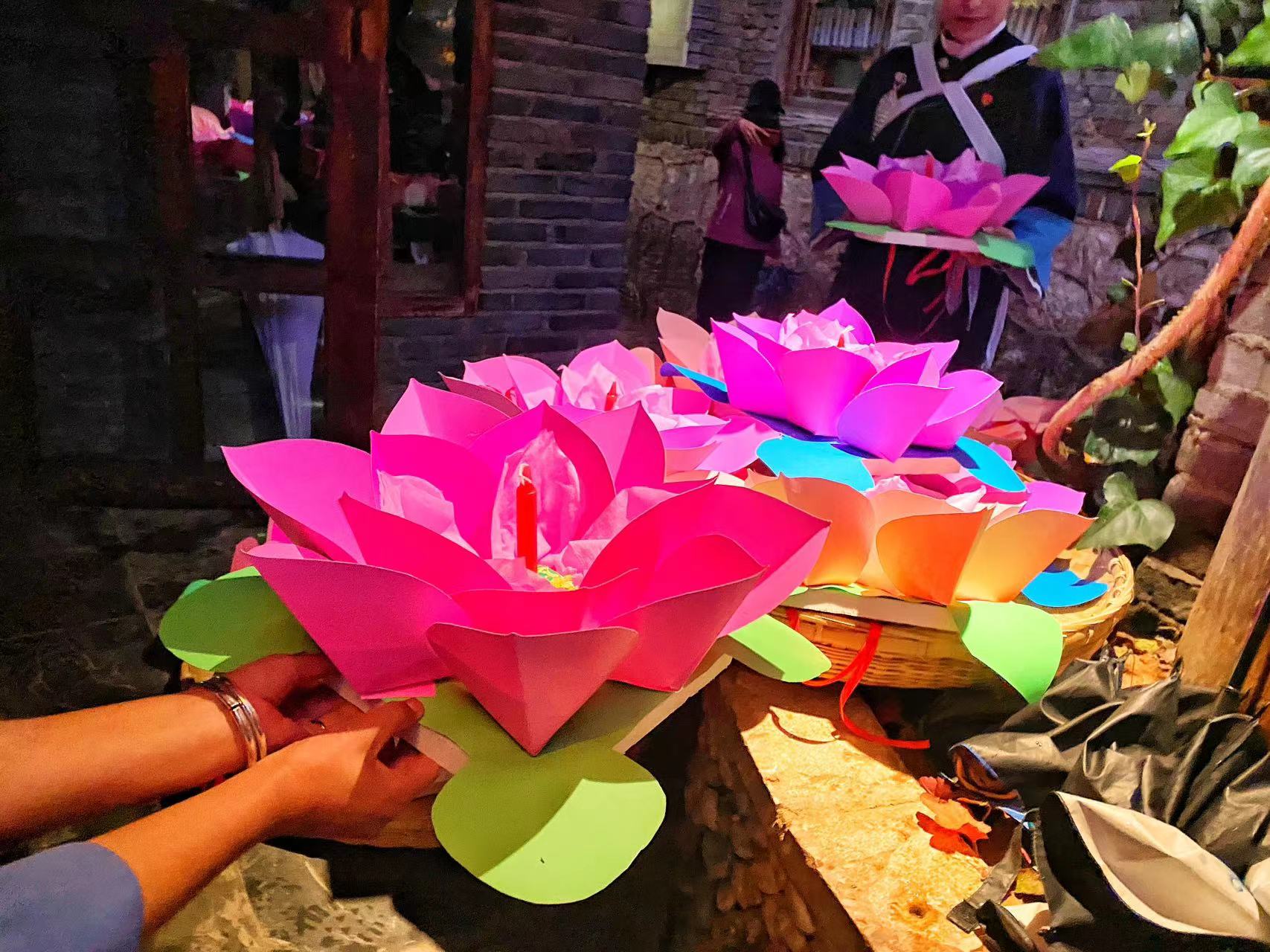 灯火流光  在丽江古城点亮河灯遥寄相思 (4).jpg