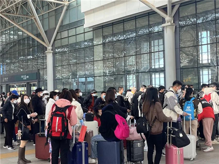 “人从众”！丽江交通客流持续高涨，丽江西收费站日均3万多辆次，丽江火车站5天吞吐14.jpg