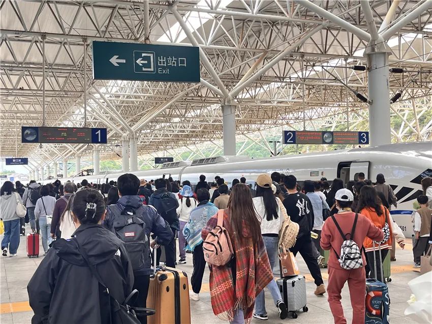 “人从众”！丽江交通客流持续高涨，丽江西收费站日均3万多辆次，丽江火车站5天吞吐14.jpg
