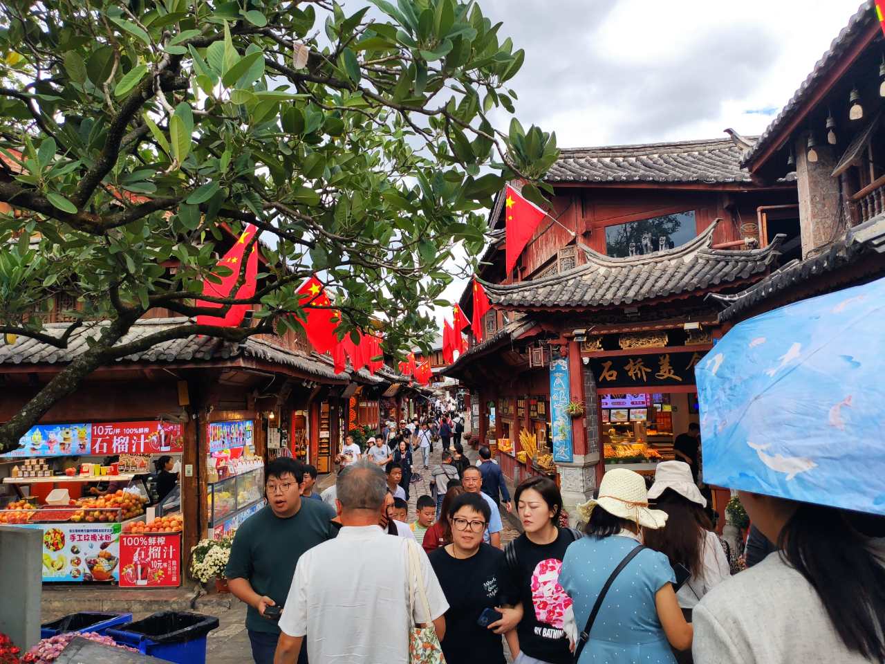 玉龙雪山19.46万人次  丽江古城168万人次……这个假期 丽江太火爆 (8).jpg