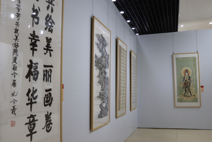 连续五天  130余件残疾人书画艺术作品在玉龙县文化馆展出 (2).jpg