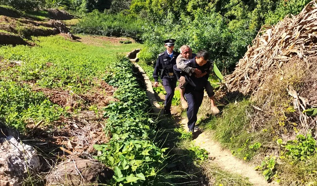 兴泉派出所民警温情行动，背老人回家获好评！ (2).jpg