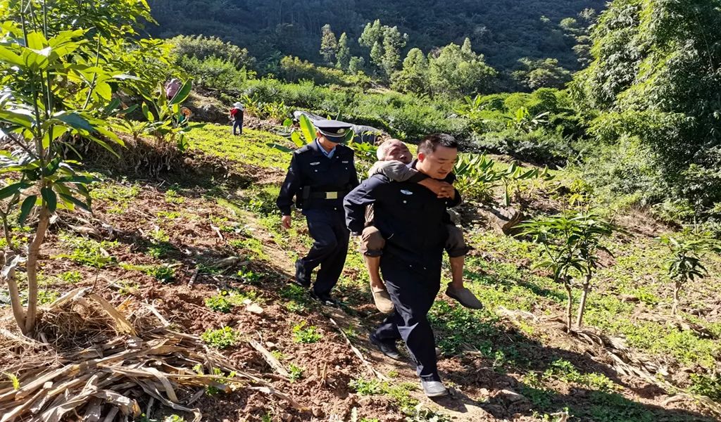 兴泉派出所民警温情行动，背老人回家获好评！ (3).jpg