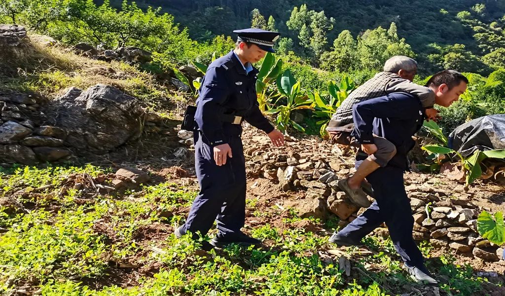 兴泉派出所民警温情行动，背老人回家获好评！.jpg