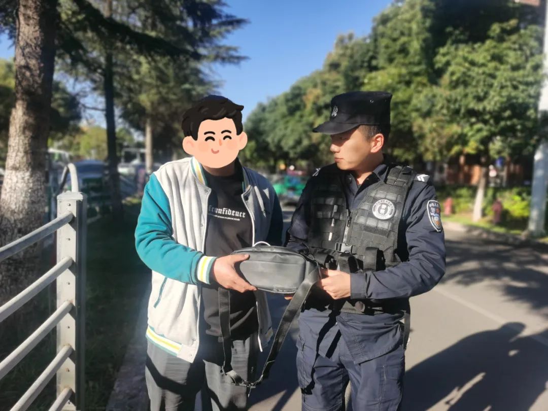 丽江古城民警帮助失主找回遗失的挎包.jpg