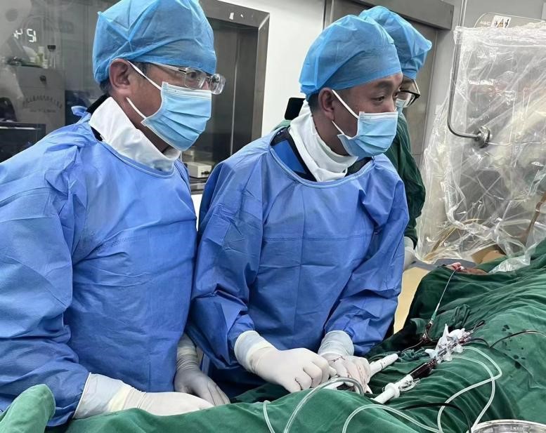 首例！丽江市人民医院心血管内科开展冠状动脉内旋磨术1.jpg
