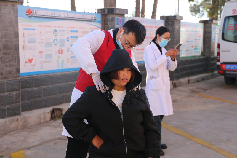 丽江市人民医院专科护士多学科诊疗团队义诊活动顺利举行 (4).png