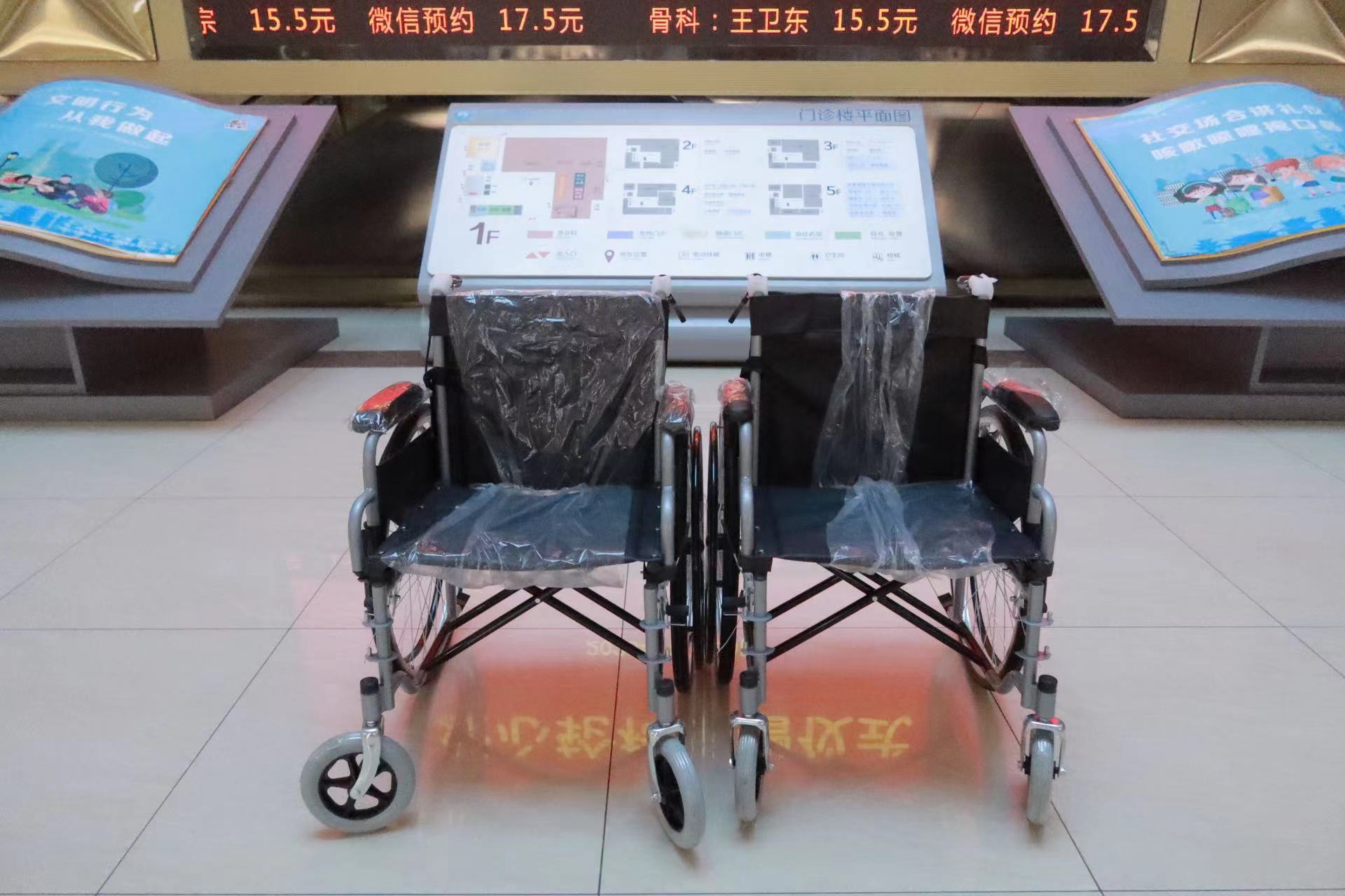 丽江市残联向市人民医院捐赠20辆爱心轮椅 (3).jpg