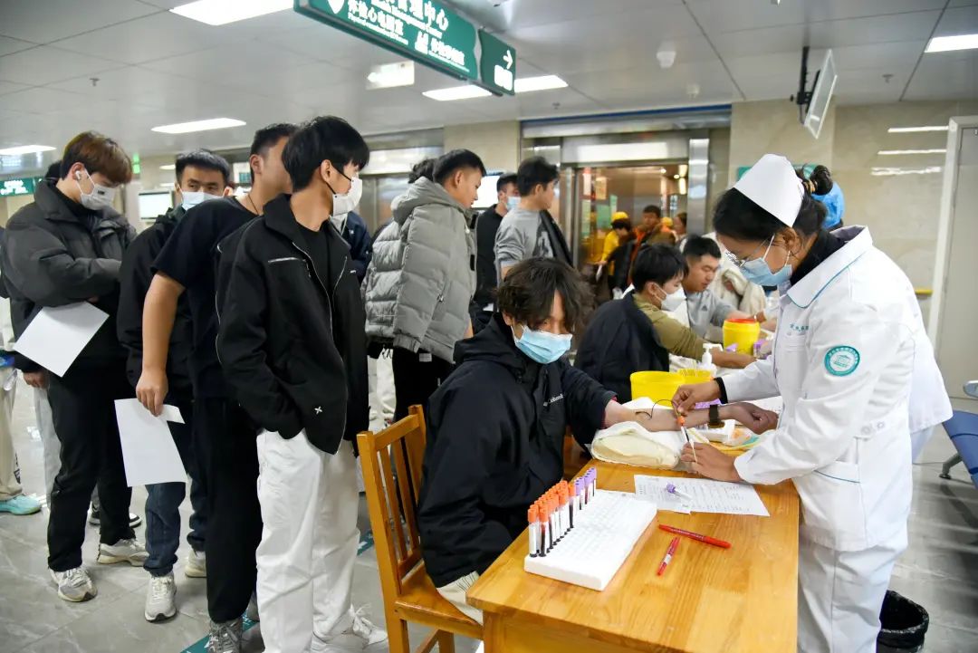 青春与强军梦交织，古城区大学生征兵体检启动 (4).jpg