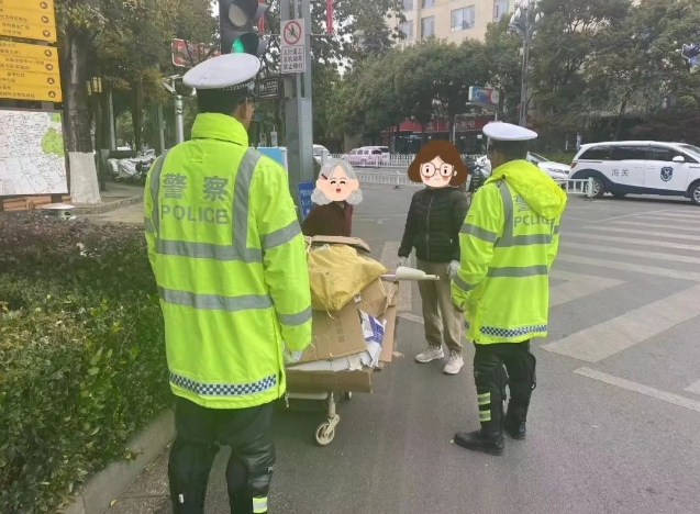 迷路老人闯红灯  交警及时拦下并助其找家人.png
