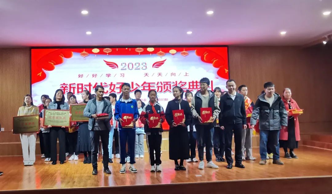 永胜县授予胡顺保等同学“新时代好少年”殊荣！.jpg
