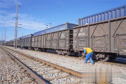 丽香铁路运输货物突破8000吨，为云南经济注入强劲动力 (3).jpg