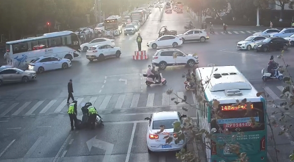 一男子骑电动车在入机动车道“抢黄灯” 紧急刹车摔倒血流不止1.png